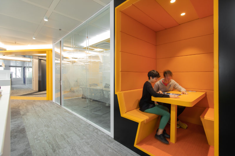 Phone Box Naranja Diseño Interior de Oficinas Caterpillar