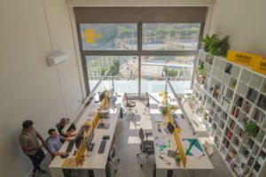 Diseño de oficina doble altura