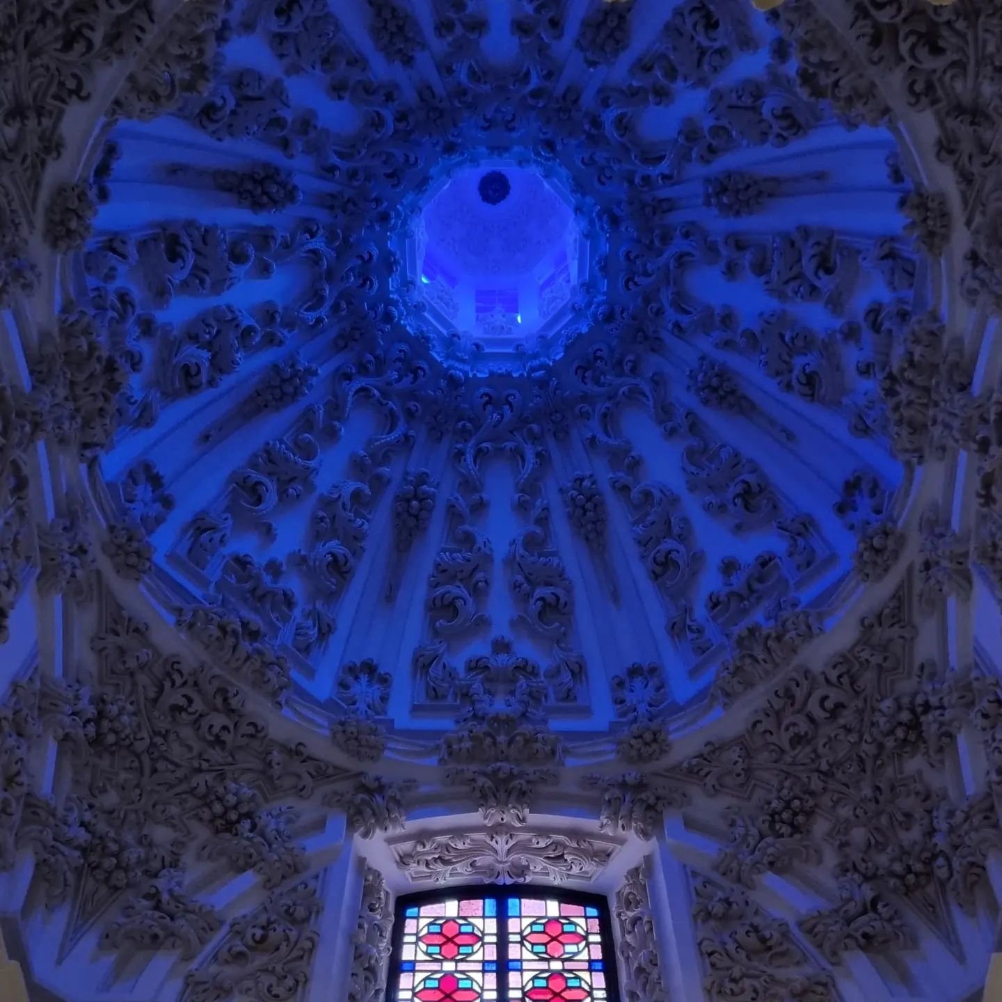 Cúpula luz azul de la iglesia de Santiago en Málaga